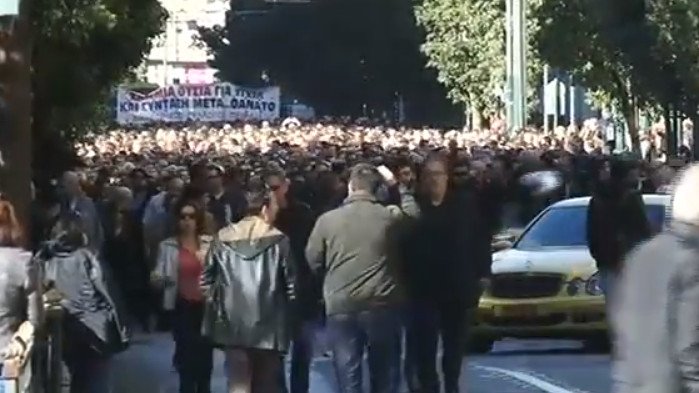 Δικηγόροι, γιατροί, μηχανικοί στους δρόμους της Αθήνας -«Κάτσε καλά Κατρούγκαλε» | iefimerida.gr 13