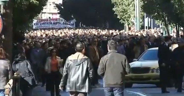 Δικηγόροι, γιατροί, μηχανικοί στους δρόμους της Αθήνας -«Κάτσε καλά Κατρούγκαλε» | iefimerida.gr 10