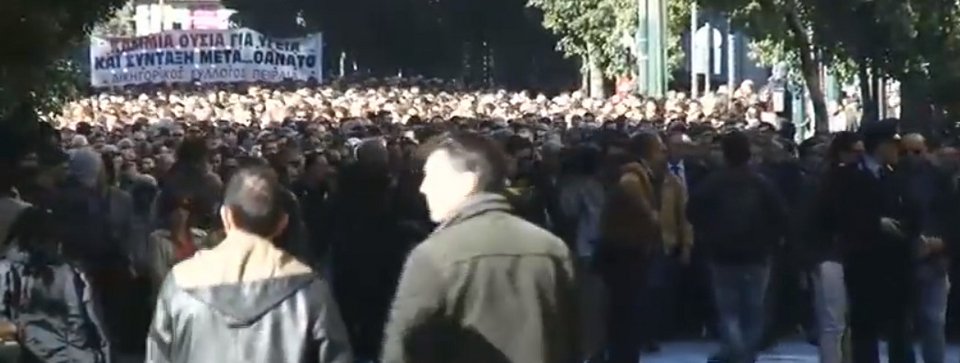 Δικηγόροι, γιατροί, μηχανικοί στους δρόμους της Αθήνας -«Κάτσε καλά Κατρούγκαλε» | iefimerida.gr 7