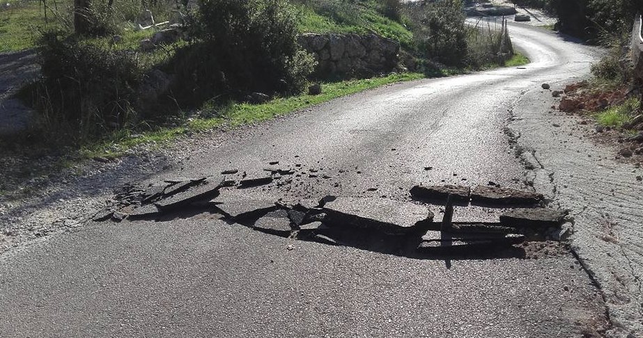 Δύο νεκρούς και πολλές καταστροφές άφησε ο σεισμός στη Λευκάδα | iefimerida.gr 3