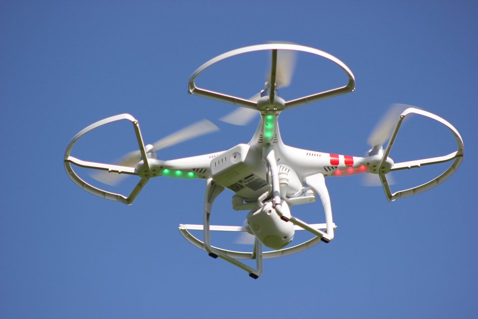 Συναγερμός: Αεροπλάνο χτυπήθηκε από drone στο Χίθροου | iefimerida.gr 0