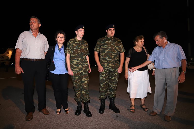 Ελεύθεροι οι 2 στρατιωτικοί -Ανοιγμα Ερντογάν σε Ευρώπη, στα άκρα με Τραμπ | iefimerida.gr 7