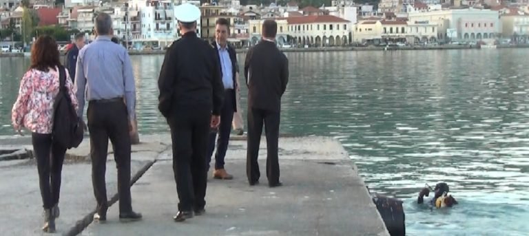 Δύτης «τσεκάρει» τις ζημιές στο λιμάνι