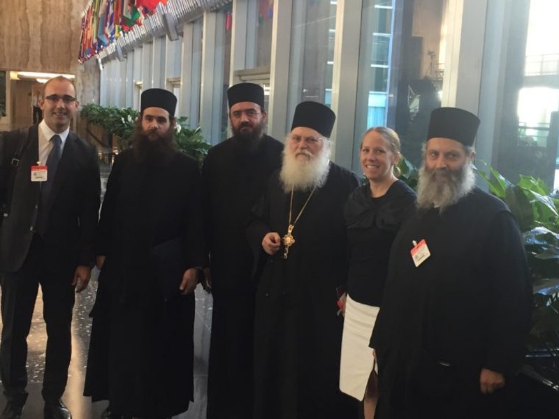 Από την επίσκεψη του Ηγουμένου της Μονής Βατοπαιδίου Γέροντα Εφραίμ στο Υπουργείο Εξωτερικων των Ηνωμένων Πολιτειών. Διακρίνονται: Αριστοτέλλης Τζαβέλας αντιπρόσωπος της Μονής οι Μοναχοί Αλέξιος και Μάξιμος, ο Γέροντας Εφραίμ, η Τζιν Φίσελ και ο ιερομόναχος Ευδόκιμος (Φωτογραφία Εθνικός Κήρυκας)