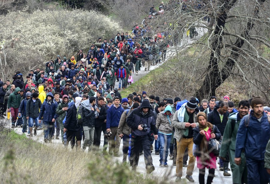 500 πρόσφυγες αναζητούν πέρασμα στα σύνορα -Τους παρακολουθεί η αστυνομία | iefimerida.gr 4