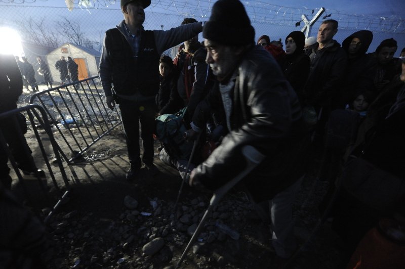 Ασφυξία στην Ειδομένη -Μόνο 400 πρόσφυγες άφησαν να περάσουν την Κυριακή στην ΠΓΔΜ | iefimerida.gr 2