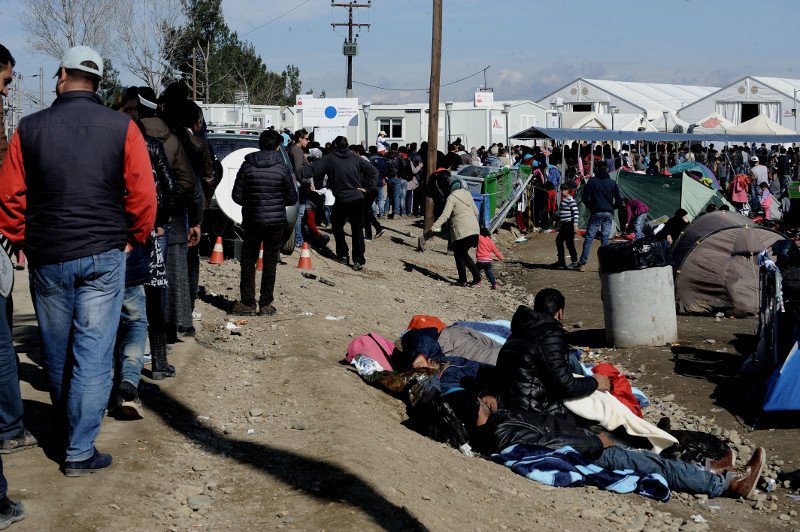 Ασφυξία στην Ειδομένη -Μόνο 400 πρόσφυγες άφησαν να περάσουν την Κυριακή στην ΠΓΔΜ | iefimerida.gr 11