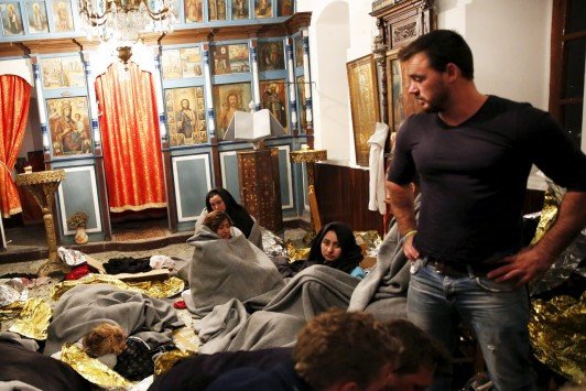 Μυτιλήνη: Ανοιξαν τις εκκλησίες για τους πρόσφυγες - Συγκινητικές στιγμές | iefimerida.gr 0