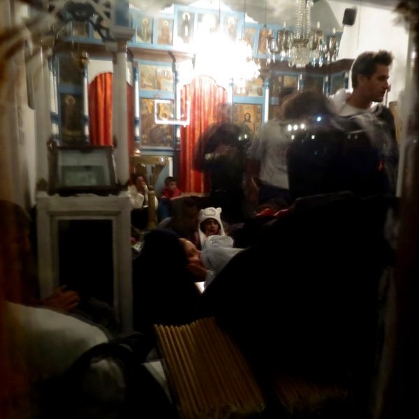 Μυτιλήνη: Ανοιξαν τις εκκλησίες για τους πρόσφυγες - Συγκινητικές στιγμές | iefimerida.gr 1