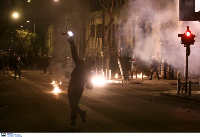 Πεδίο μάχης τα Εξάρχεια -Μολότοφ, φωτιές και χημικά | iefimerida.gr 0