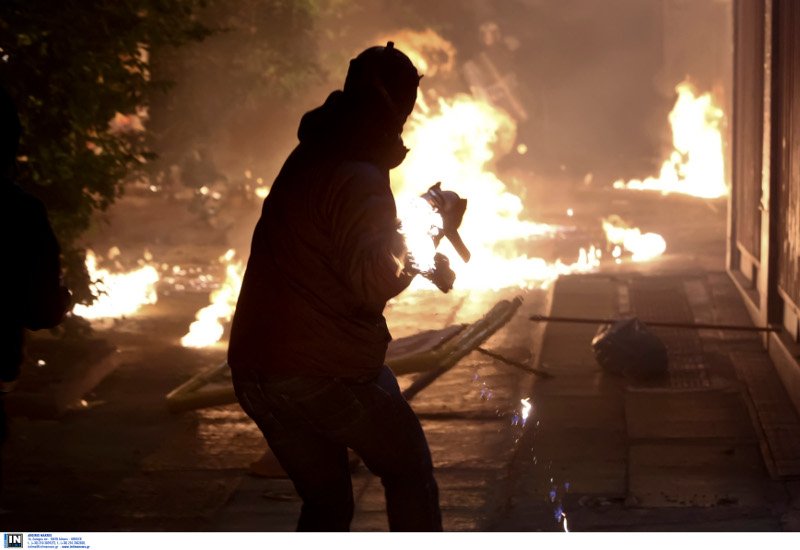 Πεδίο μάχης τα Εξάρχεια -Μολότοφ, φωτιές και χημικά | iefimerida.gr 6