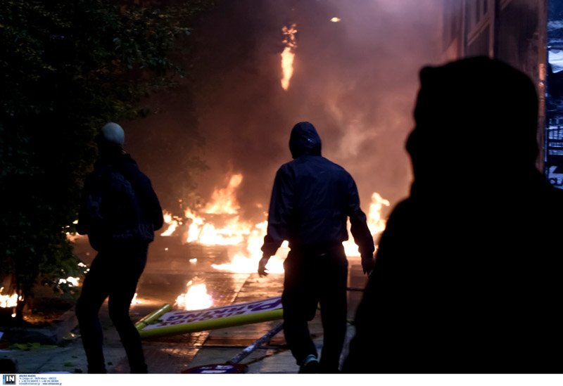 Πεδίο μάχης τα Εξάρχεια -Μολότοφ, φωτιές και χημικά | iefimerida.gr 5