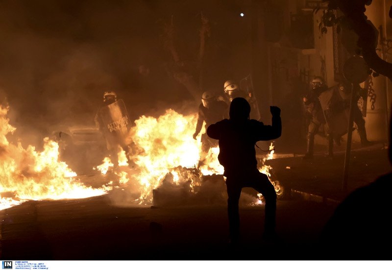 Πεδίο μάχης τα Εξάρχεια -Μολότοφ, φωτιές και χημικά | iefimerida.gr 2