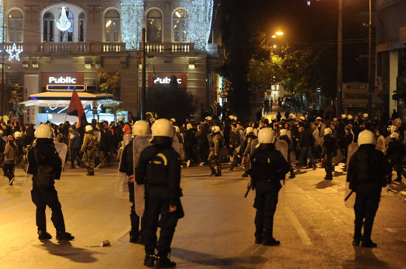 Πεδίο μάχης τα Εξάρχεια -Μολότοφ, φωτιές και χημικά | iefimerida.gr 18