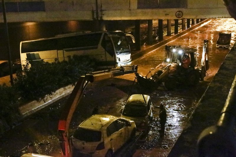 Θρίλερ με 4 αγνοούμενους στη Μάνδρα -16 οι νεκροί, σοκ στη χώρα | iefimerida.gr 5