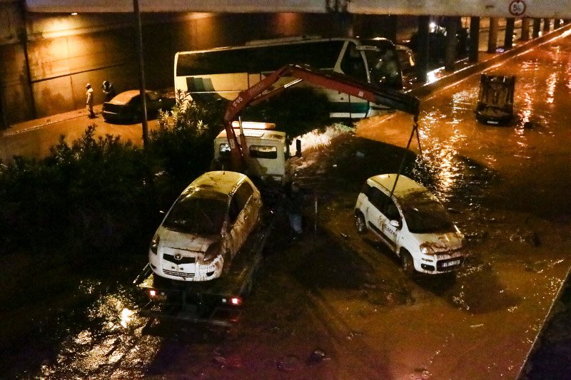 Θρίλερ με 4 αγνοούμενους στη Μάνδρα -16 οι νεκροί, σοκ στη χώρα | iefimerida.gr 7