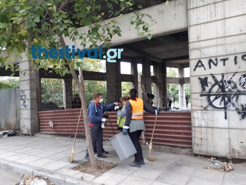 Στο κτίριο βρίσκονται 70-100 άνθρωποι