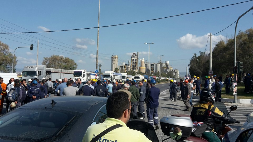 Εξι τραυματίες από την πυρκαγιά στα διυλιστήρια Ασπροπύργου -Μάχη για τη ζωή τους δίνουν οι 5 | iefimerida.gr 0
