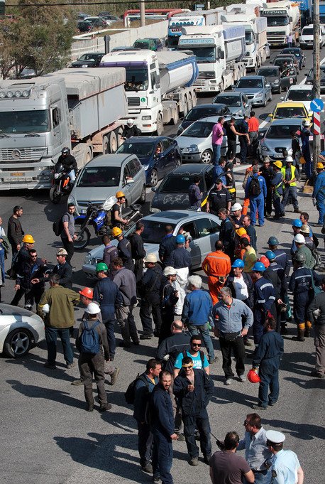 Εξι τραυματίες από την πυρκαγιά στα διυλιστήρια Ασπροπύργου -Μάχη για τη ζωή τους δίνουν οι 5 | iefimerida.gr 3