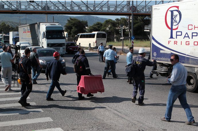 Εξι τραυματίες από την πυρκαγιά στα διυλιστήρια Ασπροπύργου -Μάχη για τη ζωή τους δίνουν οι 5 | iefimerida.gr 5