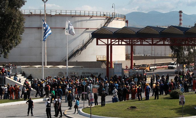 Εξι τραυματίες από την πυρκαγιά στα διυλιστήρια Ασπροπύργου -Μάχη για τη ζωή τους δίνουν οι 5 | iefimerida.gr 6