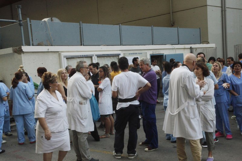 Συγκέντρωση των εργαζομένων του «Ευαγγελισμού»: Κοροϊδία οι εξαγγελίες για προσλήψεις | iefimerida.gr 2