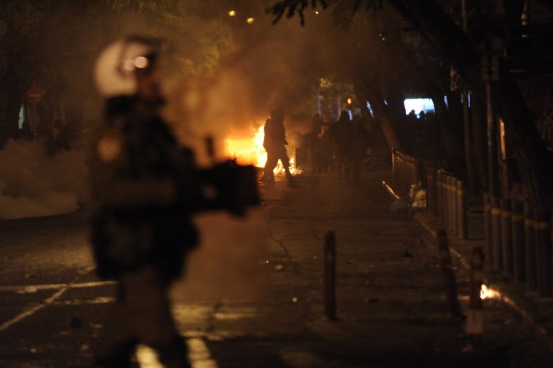 «Κάηκαν» πάλι τα Εξάρχεια -«Εξελιγμένες» μολότοφ σε επιθέσεις | iefimerida.gr 29