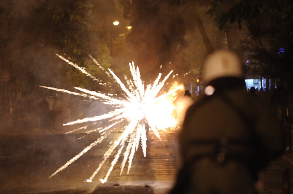 «Κάηκαν» πάλι τα Εξάρχεια -«Εξελιγμένες» μολότοφ σε επιθέσεις | iefimerida.gr 28