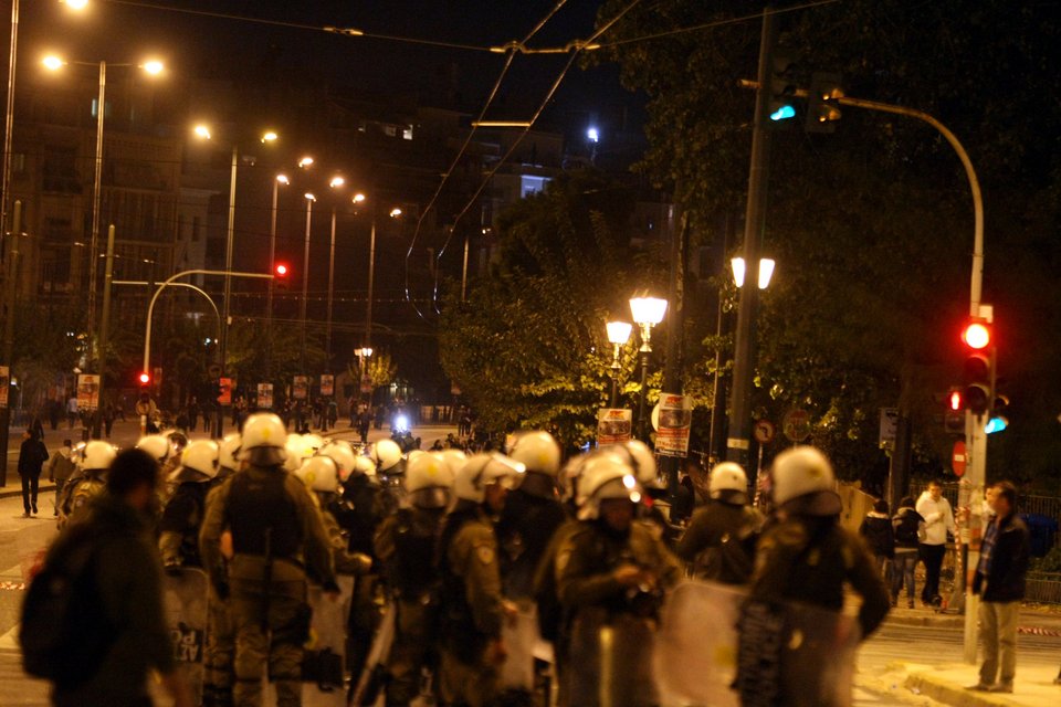 Επέτειος με τραυματίες, ξύλο και δακρυγόνα | iefimerida.gr 6