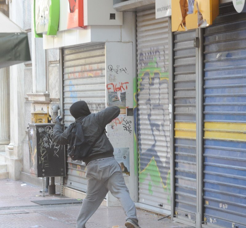 Μολότοφ και πετροπόλεμος στο Σύνταγμα -Επεισόδια στη διαδήλωση | iefimerida.gr 13