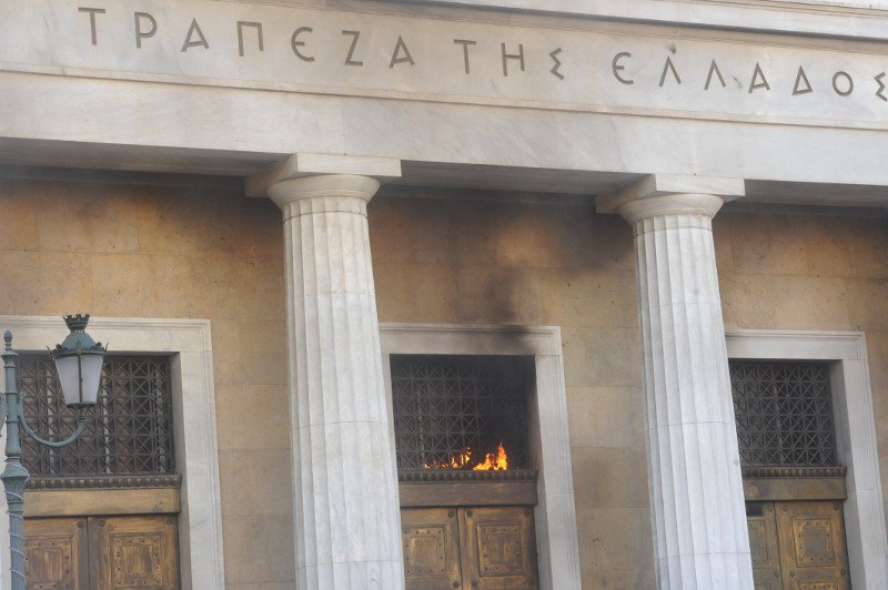 Μολότοφ και πετροπόλεμος στο Σύνταγμα -Επεισόδια στη διαδήλωση | iefimerida.gr 14