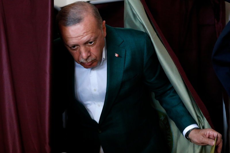 Ο Ερντογάν βγαίνει από το παραβάν από εκλογικό κέντρο της Κωνσταντινούπολης -Φωτογραφία: AP