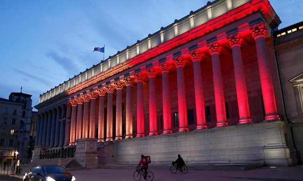 Κτίρια σε όλον τον κόσμο φωτίστηκαν στα χρώματα της Βελγικής σημαίας | iefimerida.gr 2