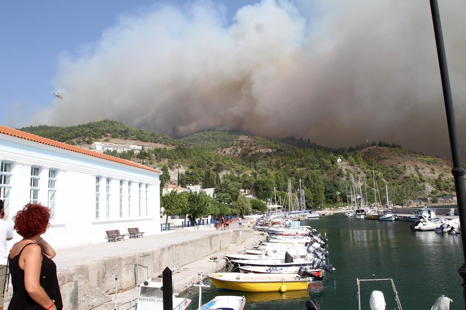 Πύρινη κόλαση στην Εύβοια – Ανεξέλεγκτη η φωτιά, στάχτη χιλιάδες στρέμματα | iefimerida.gr 3