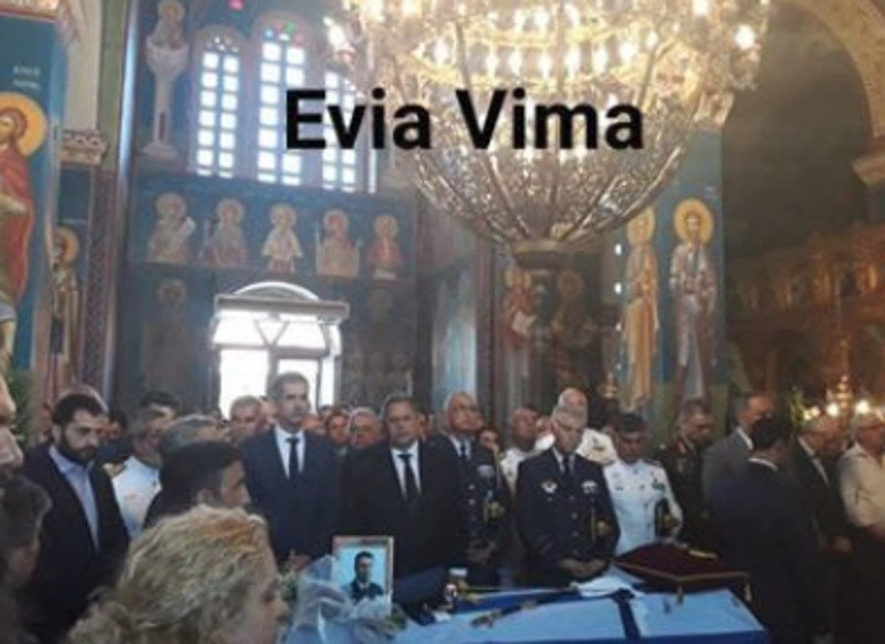 Θρήνος στην κηδεία του άτυχου πιλότου- φωτογραφία evia vima