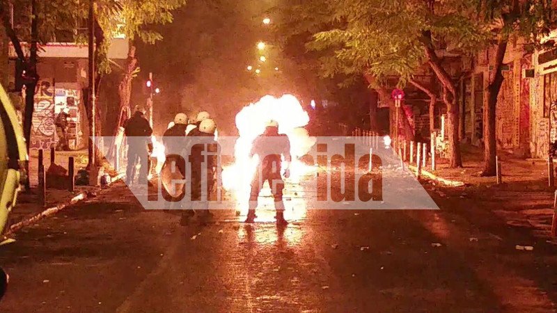 «Κάηκαν» πάλι τα Εξάρχεια -«Εξελιγμένες» μολότοφ σε επιθέσεις | iefimerida.gr 5