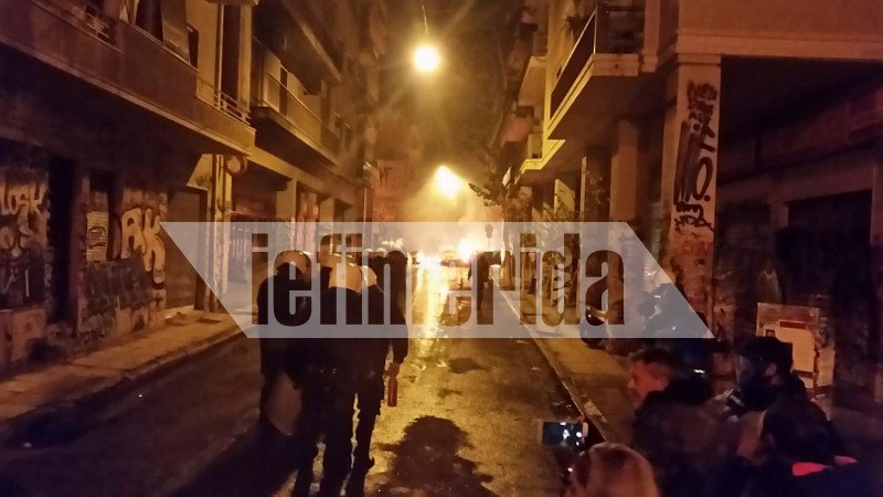 «Κάηκαν» πάλι τα Εξάρχεια -«Εξελιγμένες» μολότοφ σε επιθέσεις | iefimerida.gr 4