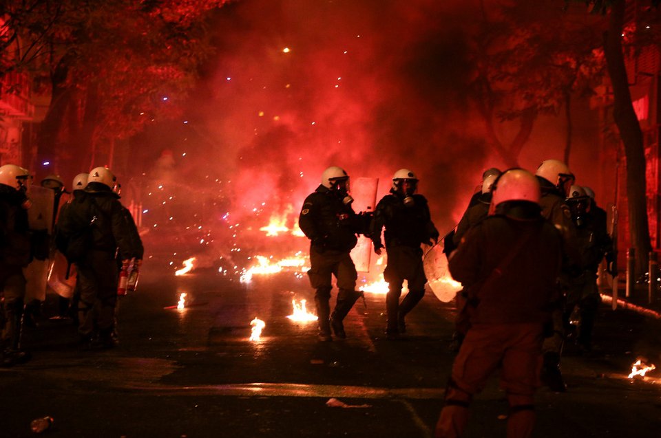 «Κάηκαν» πάλι τα Εξάρχεια -«Εξελιγμένες» μολότοφ σε επιθέσεις | iefimerida.gr 25