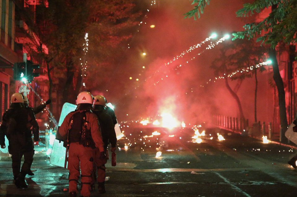 «Κάηκαν» πάλι τα Εξάρχεια -«Εξελιγμένες» μολότοφ σε επιθέσεις | iefimerida.gr 26