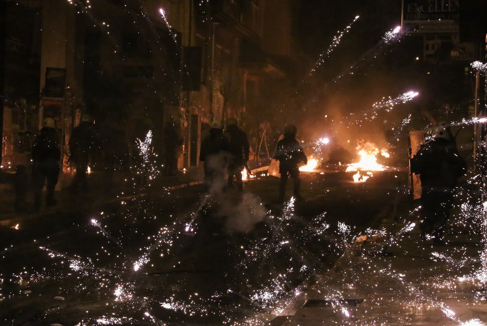 «Κάηκαν» πάλι τα Εξάρχεια -«Εξελιγμένες» μολότοφ σε επιθέσεις | iefimerida.gr 24