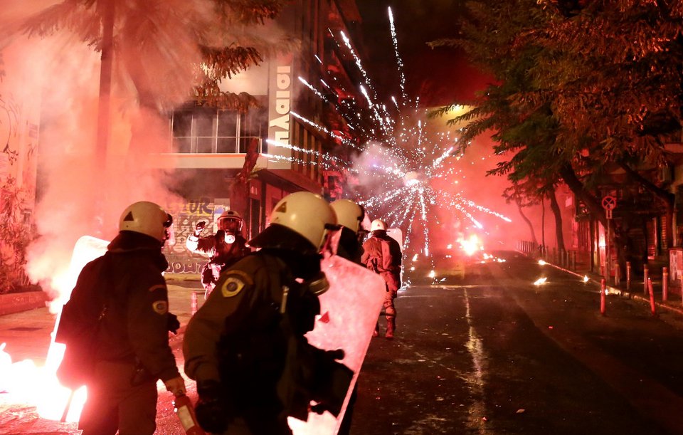 «Κάηκαν» πάλι τα Εξάρχεια -«Εξελιγμένες» μολότοφ σε επιθέσεις | iefimerida.gr 27