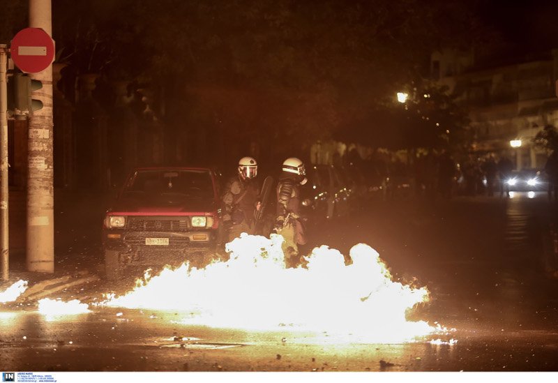 «Κάηκαν» πάλι τα Εξάρχεια -«Εξελιγμένες» μολότοφ σε επιθέσεις | iefimerida.gr 15