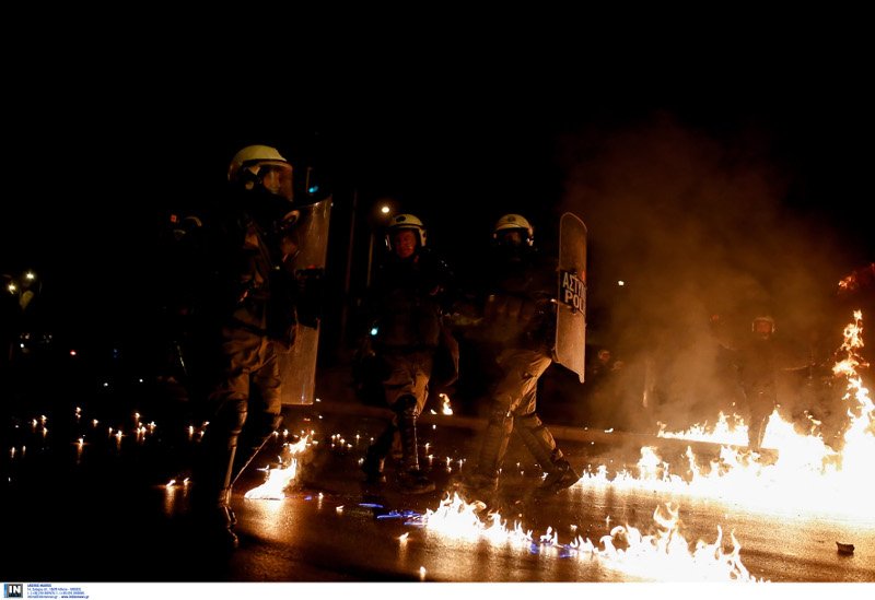 «Κάηκαν» πάλι τα Εξάρχεια -«Εξελιγμένες» μολότοφ σε επιθέσεις | iefimerida.gr 16