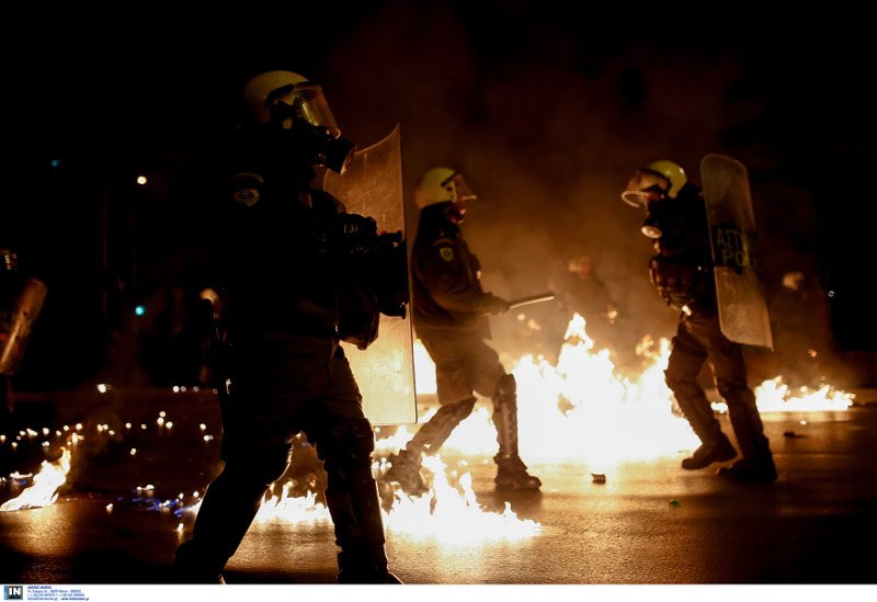«Κάηκαν» πάλι τα Εξάρχεια -«Εξελιγμένες» μολότοφ σε επιθέσεις | iefimerida.gr 17
