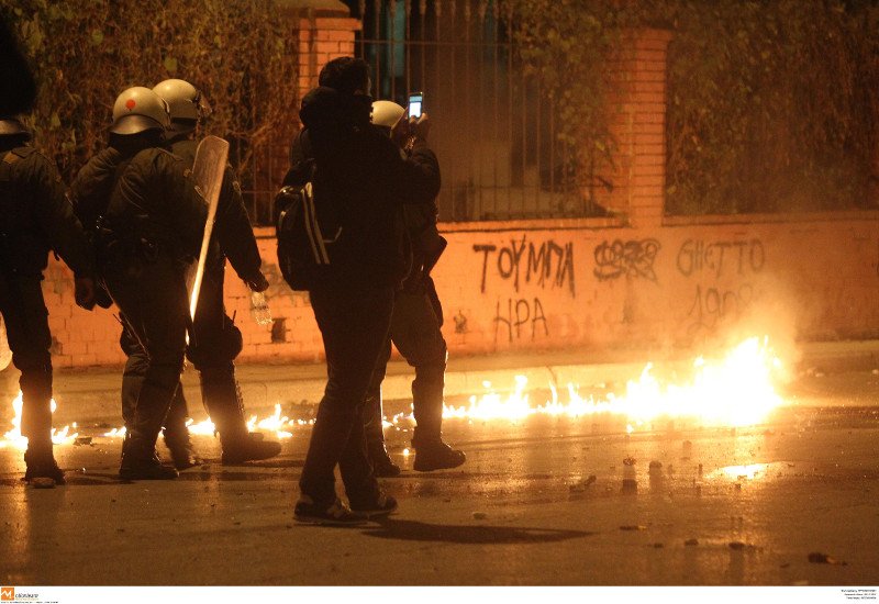 «Κάηκαν» πάλι τα Εξάρχεια -«Εξελιγμένες» μολότοφ σε επιθέσεις | iefimerida.gr 19