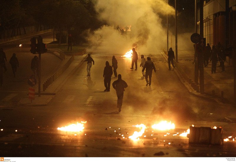 «Κάηκαν» πάλι τα Εξάρχεια -«Εξελιγμένες» μολότοφ σε επιθέσεις | iefimerida.gr 21
