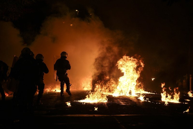 «Κάηκαν» πάλι τα Εξάρχεια -«Εξελιγμένες» μολότοφ σε επιθέσεις | iefimerida.gr 7
