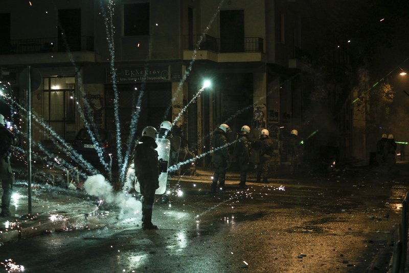 «Κάηκαν» πάλι τα Εξάρχεια -«Εξελιγμένες» μολότοφ σε επιθέσεις | iefimerida.gr 11