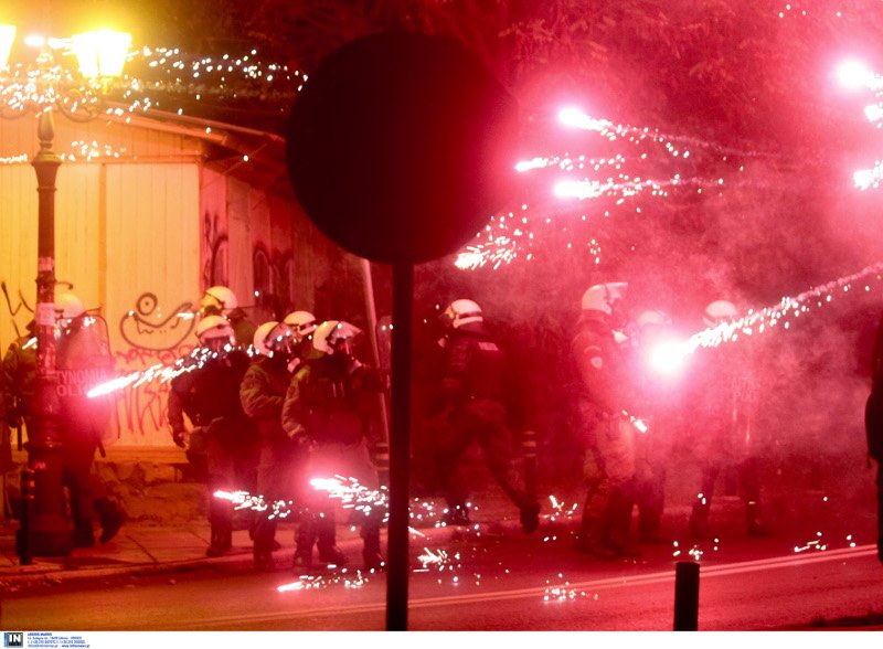 «Κάηκαν» πάλι τα Εξάρχεια -«Εξελιγμένες» μολότοφ σε επιθέσεις | iefimerida.gr 12