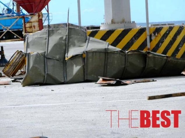Στέγη κτιρίου εκτοξεύτηκε από τον αέρα στο παλιό λιμάνι στην Πάτρα